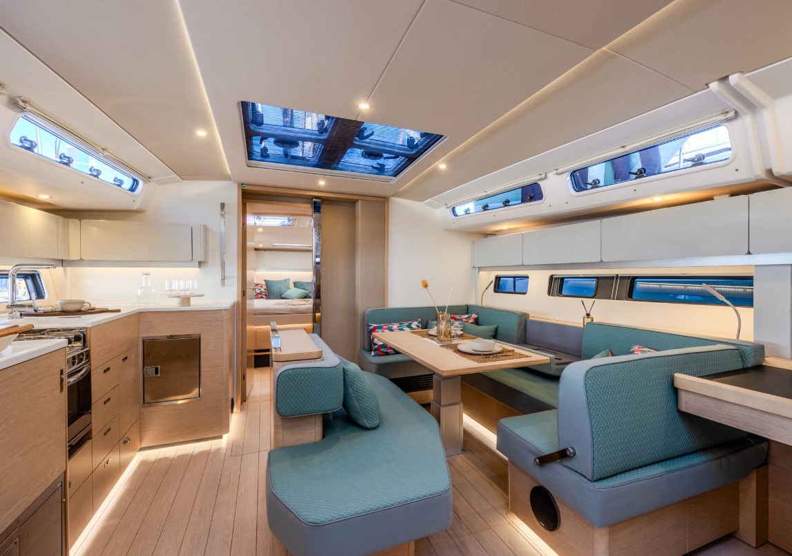 With the latest technology at hand, the Hanse 590 can be fully controlled from the helm