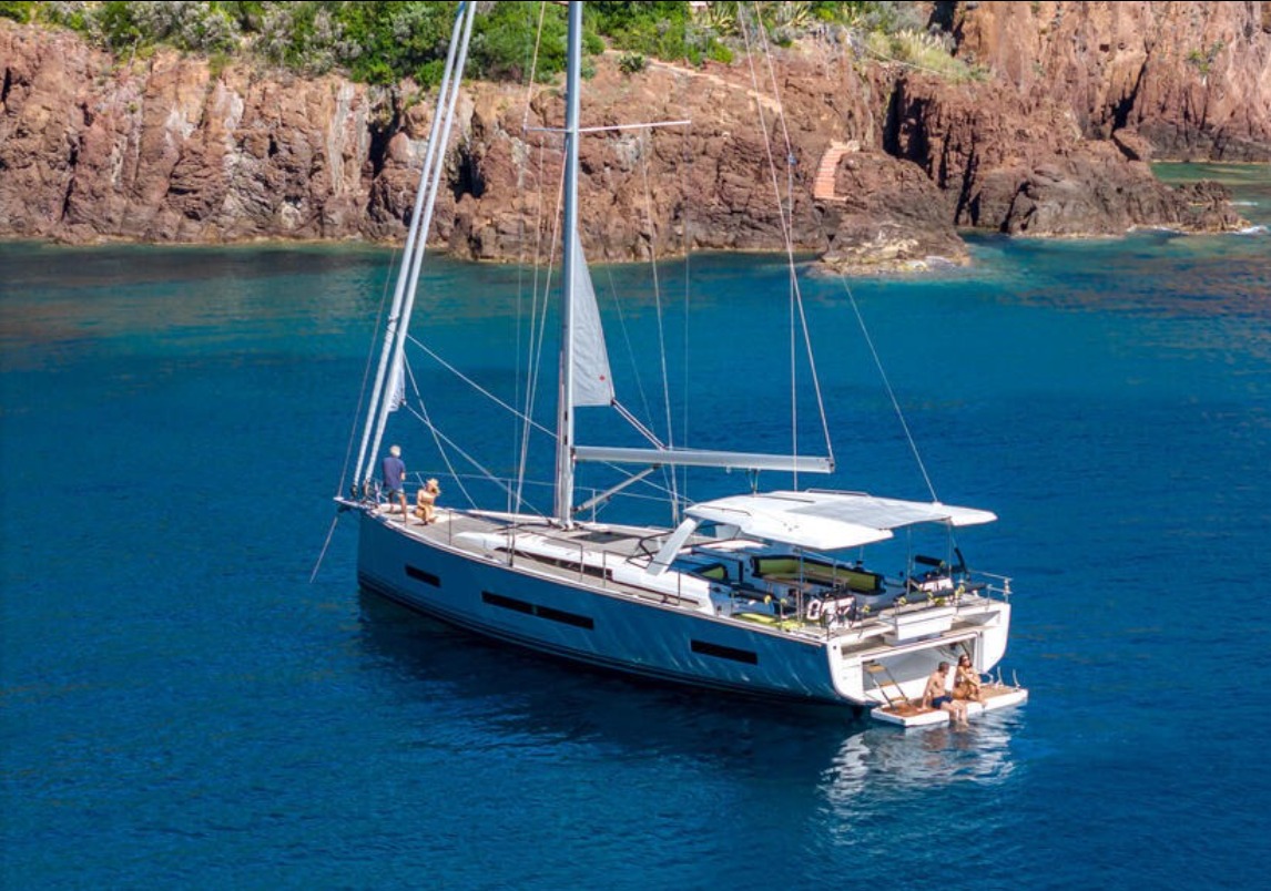 With the latest technology at hand, the Hanse 590 can be fully controlled from the helm